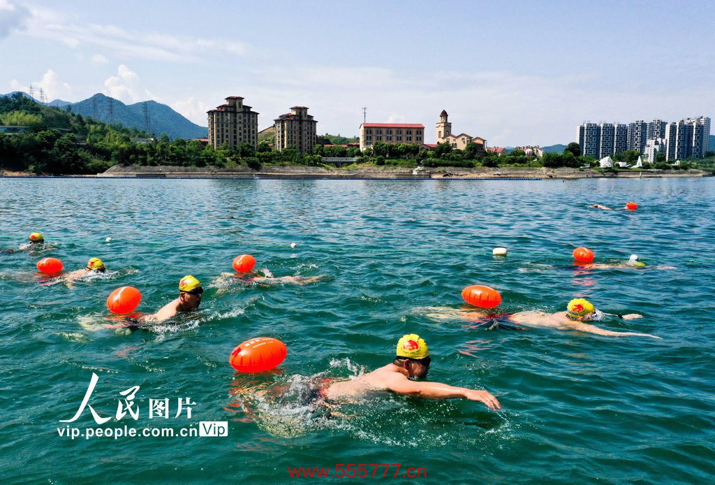安徽黄山：竞渡太平湖 健身“泳”上前