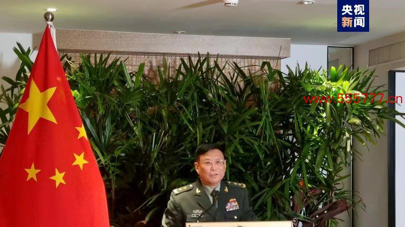 △中国军事科学院原副院长何雷中将在第21届香格里拉对话会技能的新闻吹风会上发言
